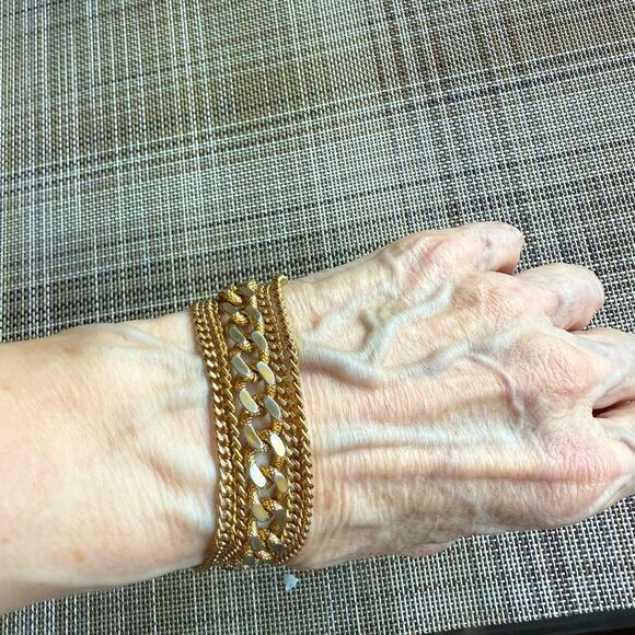 Monet Signed Vintage Chunky Chain Gold Tone Bracelet with safety chain. - Picture 8 of 8